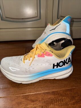 Hoka Clifton 9 White and Yellow Sneakers blanc swim day color size 8.5 women’s